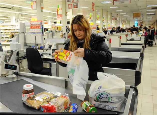 Los supermercados en Inglaterra empiezan a cobrar por las bolsas de plástico
