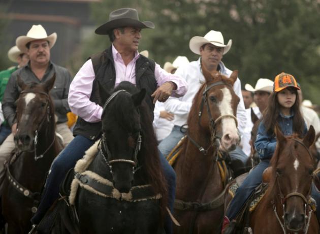 Miles acompañan a "El Bronco" en su asunción como primer gobernador independiente de México
