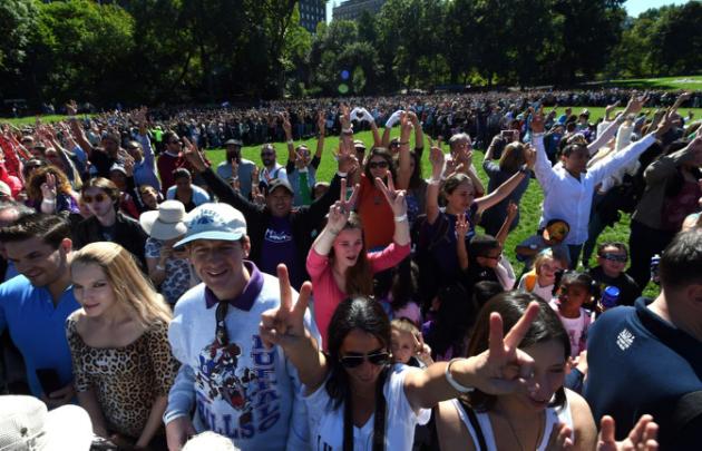Una multitud hace el signo de la paz en homenaje a John Lennon en EEUU