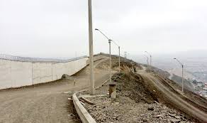 El muro de concreto y púas que divide a pobres y ricos en Lima, espejo de desigualdad en América Latina
