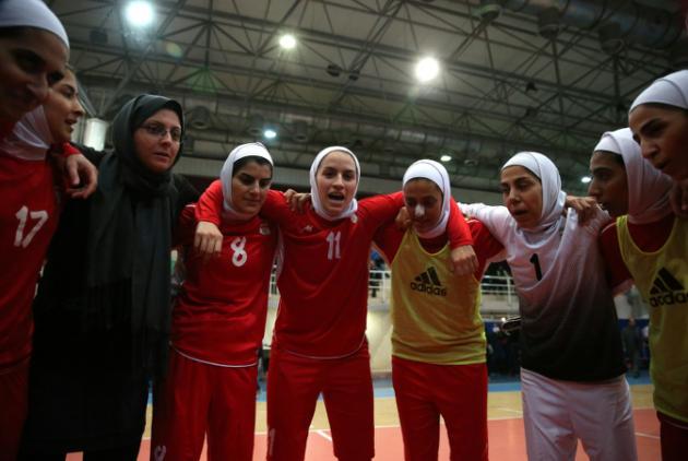 Una doctora iraní niega que haya hombres en el equipo femenino de fútbol