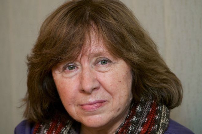 Escritora y periodista bielorrusa gana el premio Nobel de Literatura