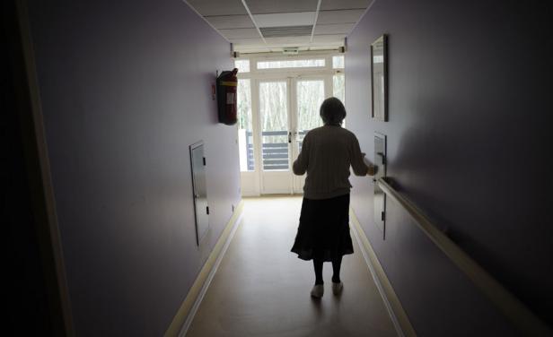 Anciana falleció tras pasar frío, hambre y ser atada a una silla durante meses en residencial de Salto