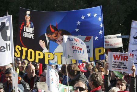 Una multitud se manifiesta en Berlín contra acuerdo de libre comercio entre EEUU y Europa
