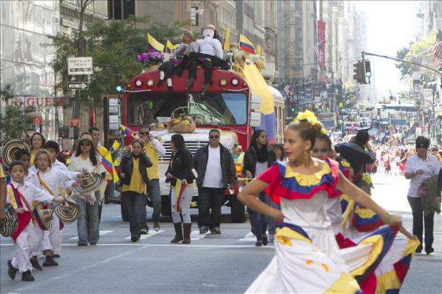 Música, color y tradiciones latinas "toman por asalto" la Quinta Avenida de Nueva York