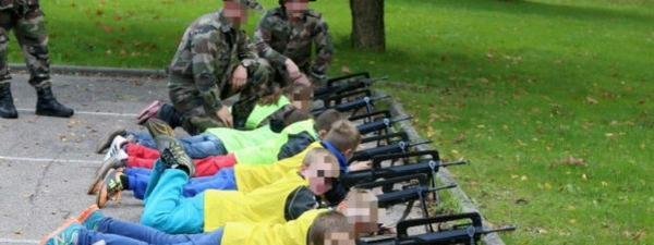 Una escuela francesa permite a sus alumnos probar fusiles de asalto