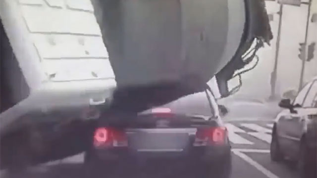 Camión de cemento aplasta coche por esquivar una moto y mata a tres mujeres