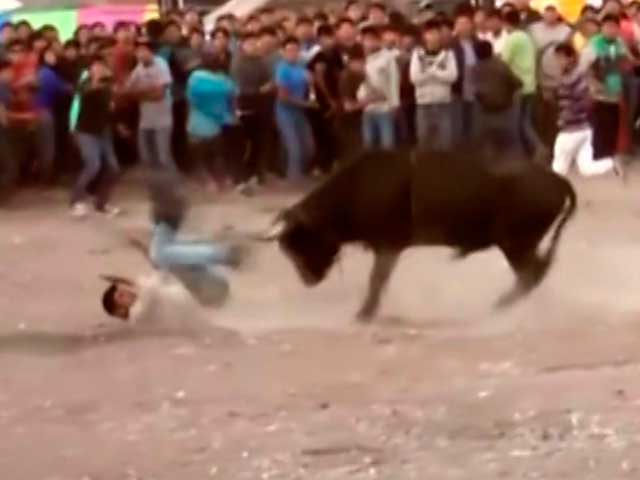 Un toro salta a las gradas y deja al menos cuatro heridos entre el público en Perú