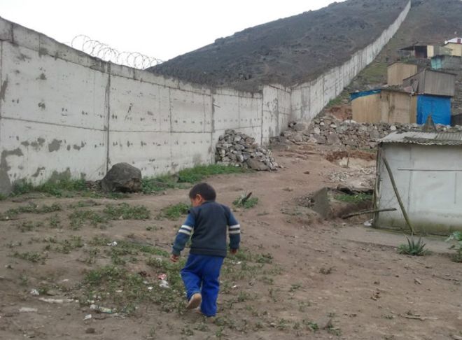 El apartheid peruano o el muro que separa a ricos y pobres en Lima