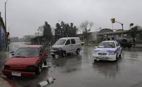 Un auto cruzó con luz roja en Garzón; 7 heridos, dos niños y un adulto graves