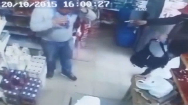 Le rebotan balas en frente y estómago en asalto a un almacén de Paso Carrasco