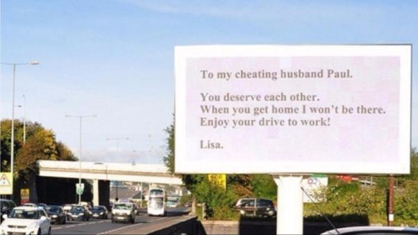 Mujer anuncia la infidelidad de su esposo con publicitario en la carretera