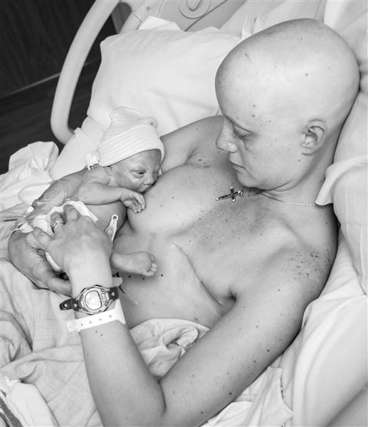 Imagen de madre con cáncer que da el pecho a su recién nacido hace llorar al mundo