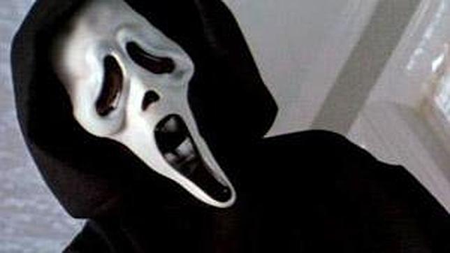 Con máscaras del film de terror "Scream" asaltan Tienda Inglesa en Lagomar