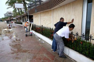 Bíblico: Monstruoso huracán comienza destrucción en costa de México y seguirá a EEUU