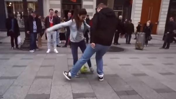 Una jovencita de 15 años humilla a los hombres en París jugando al fútbol