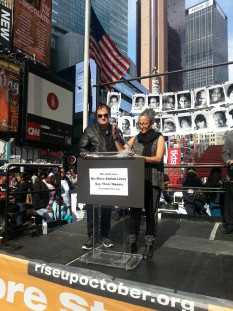 Quentin Tarantino y cientos de personas protestan en Nueva york contra violencia policial