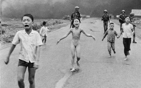"La niña del napalm", símbolo de la Guerra de Vietnam, está en Miami para atender cicatrices con láser