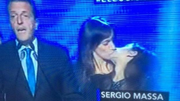 Beso en la boca de esposa e hija de Sergio Massa arruinó su discurso final