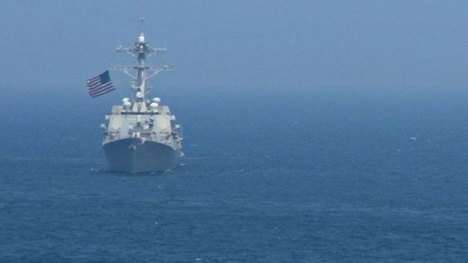 Por qué EEUU envió un barco de guerra cerca de las islas artificiales de China