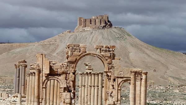 Estado Islámico ata a rehenes a las columnas de Palmira y luego los hace explotar
