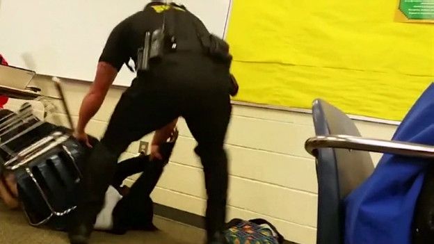 Indignación por policía que arrastró a una estudiante en un aula de EEUU