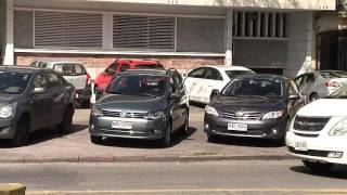 3.323 pesos de multa para quienes estacionen en las veredas de Montevideo