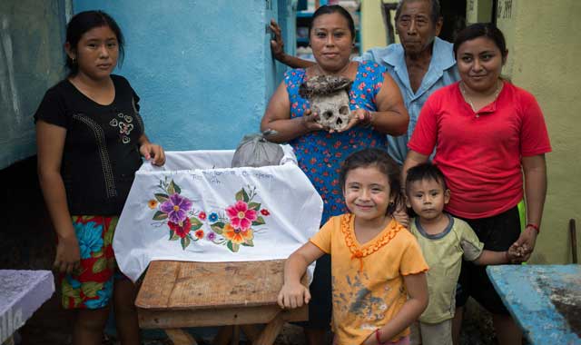 El pueblo mexicano que limpia a sus muertos para no olvidarlos
