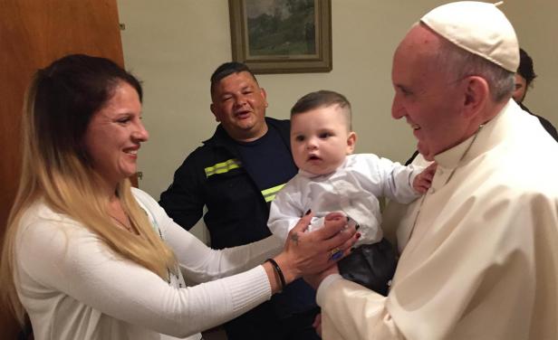 El Papa bautizó a Francisco, el hijo de su amigo cartonero