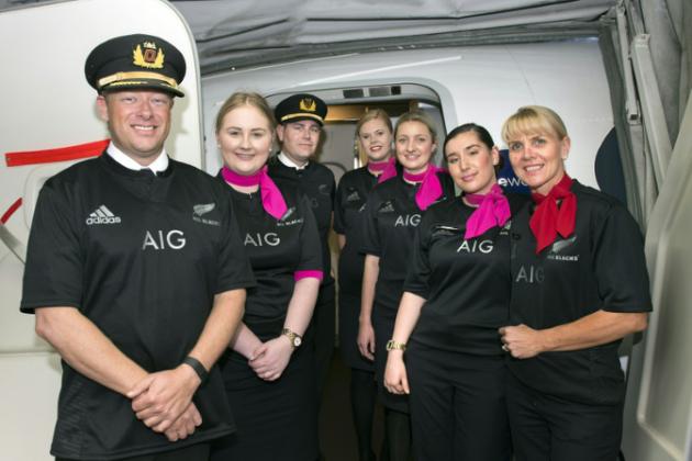 El personal de aerolínea Qantas cumple la apuesta y viste como un All Black