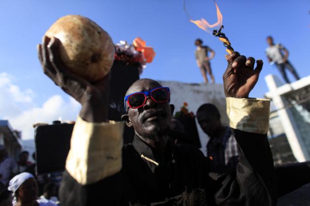 Haitianos visitan cementerios en el día vudú de los muertos