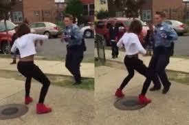 Una policía resuelve conflicto entre adolescentes con un baile