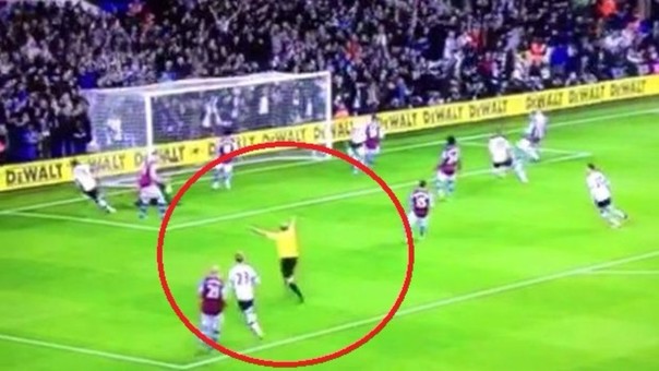 Árbitro no pudo contenerse y festejó gol de Tottenham en la Premier League