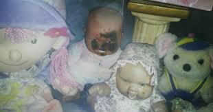 Escalofrío en la Rioja por una muñeca que llora en la tumba de una bebé