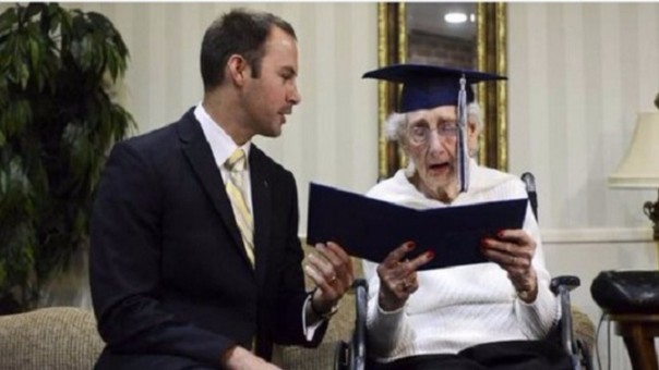 Dejó la escuela para cuidar a su familia y se graduó 80 años después