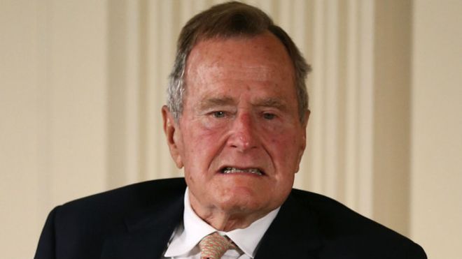 "Culo de acero" y "arrogante", las críticas de Bush padre al gobierno de su hijo
