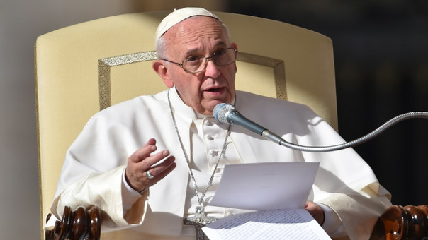 Papa Francisco: Es "triste" ver sacerdotes y obispos "apegados al dinero"