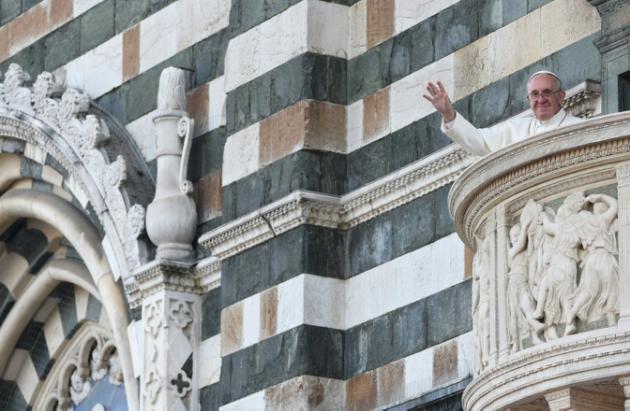 El papa condena la "corrupción" y la "explotación laboral" en la capital textil de Italia