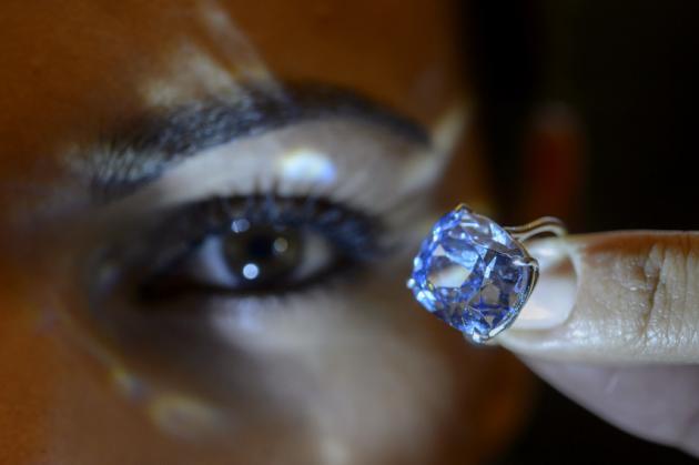 Subastan raro diamante azul por 48,5 millones de dólares