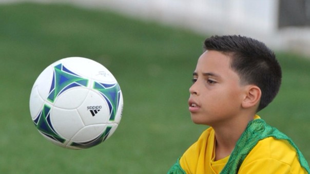 Estados Unidos prohibirá a los niños cabecear la pelota de fútbol