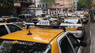 Decenas de taxistan presionan a Uber en sala de capacitación