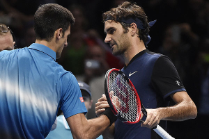 Federer derrota a Djokovic y se clasifica a semifinales del Masters de Londres