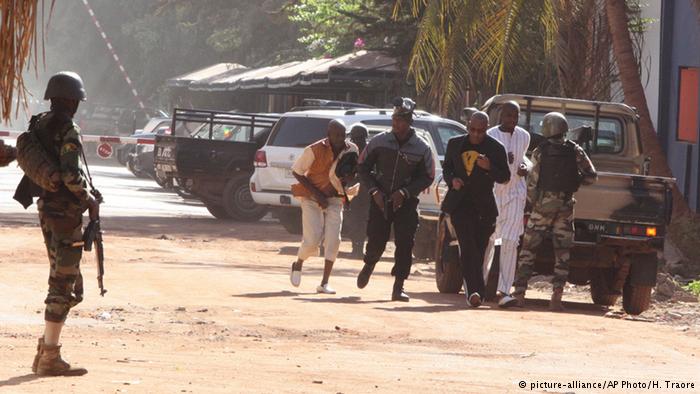 Estado Islámico asalta hotel en la capital de Malí; 170 rehenes y varios muertos