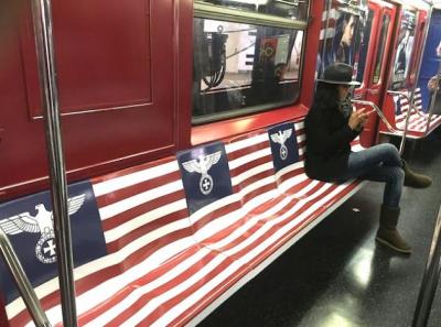 Campaña publicitaria llena de símbolos nazis metro de Nueva York y desata ira