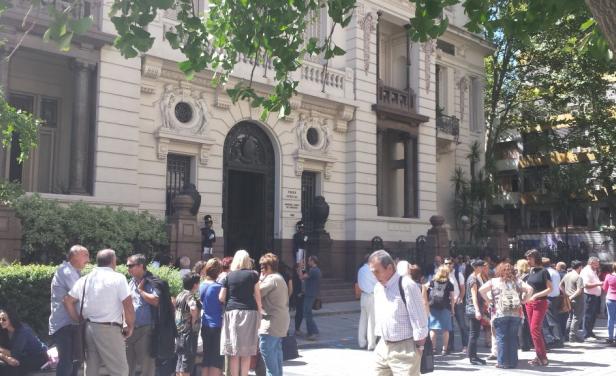 Grave: Judiciales de Uruguay vuelven a ocupar juzgados al no llegaron a un acuerdo