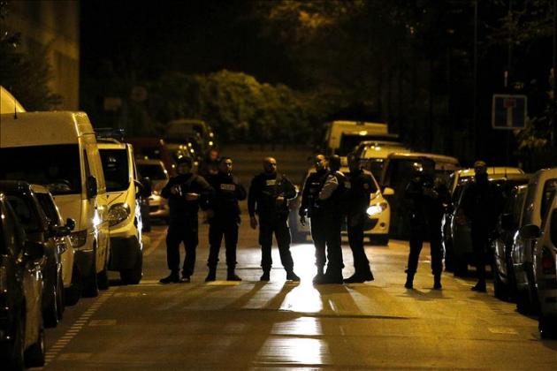 Toman como rehenes a una familia en Francia tras disparar a la policía