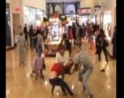 'Black Friday': pelea brutal con bofetadas y puñetazos en un centro comercial de EEUU