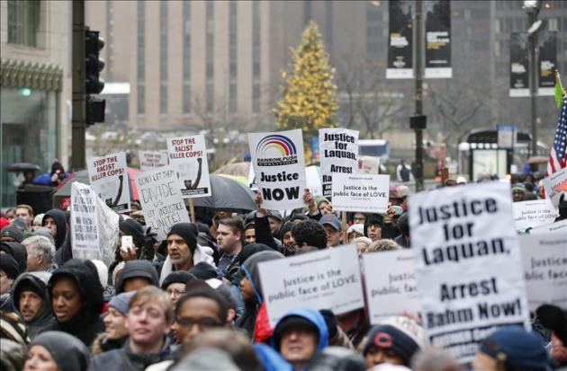 Cientos protestan en Chicago por la muerte de un joven negro a manos de un policía