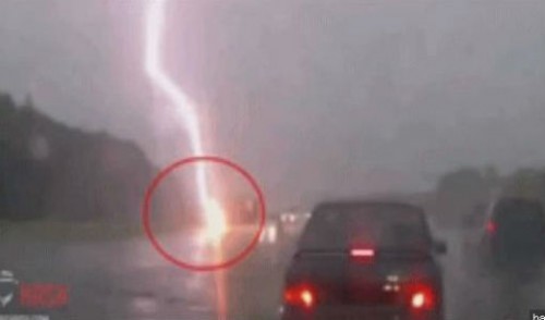 Impresionante video del momento en que un rayo cae sobre una camioneta