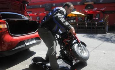 Chofer en moto plegable, la última solución para conductores que beben